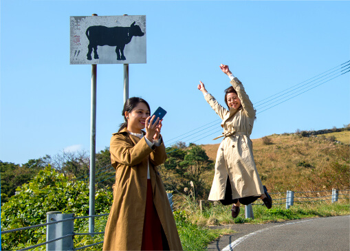 看板をバックに女性２人が撮影その２